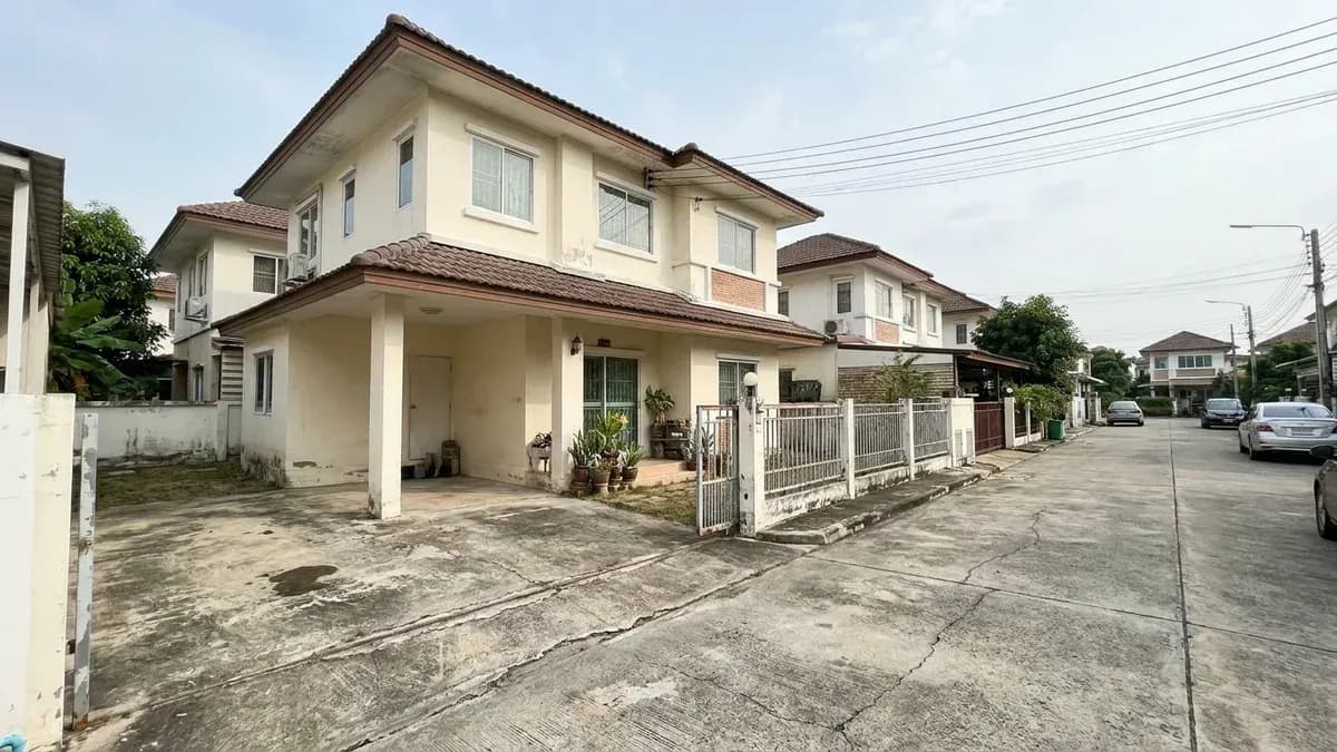 ภาพบ้านเดี่ยวสองชั้นสไตล์โมเดิร์นในหมู่บ้านจัดสรรบรรยากาศอบอุ่น